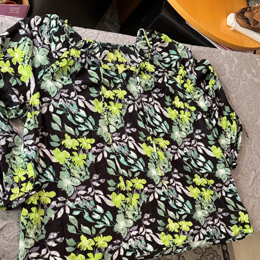 Ellos women’s plus Black and Green Floral Blouse nwot size 2X 26/28